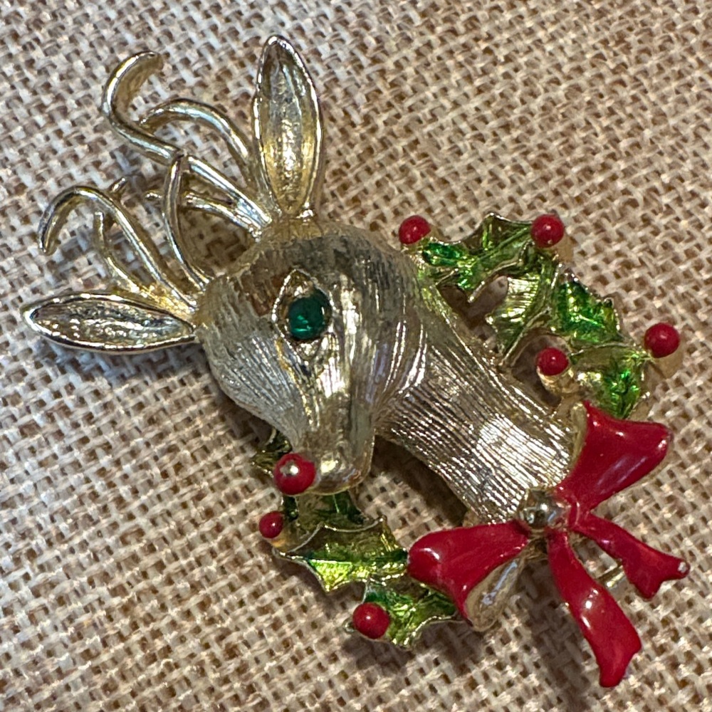 Gerry’s Vintage Gold Reindeer Brooch with Red and Green Accents - Picture 3 of 7